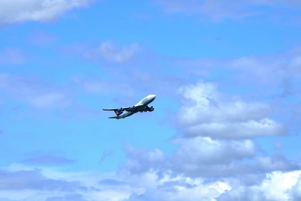 How do I talk to the live person Hong Kong Airlines?